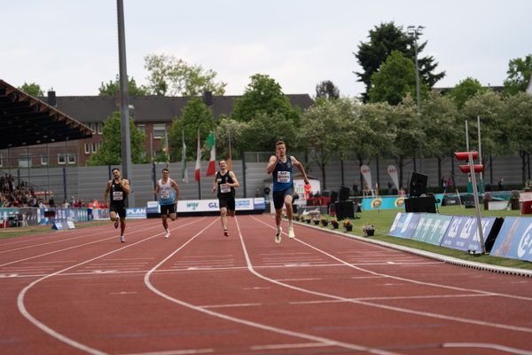 Nico Beckers (LAV Bayer Uerdingen/Dormagen) vor Luca Dieckmann (SSV Ulm 1846) auf der Zielgeraden beim 400mLauf am 07.05.2022 beim Stadtwerke Ratingen Mehrkampf-Meeting 2022 in Ratingen